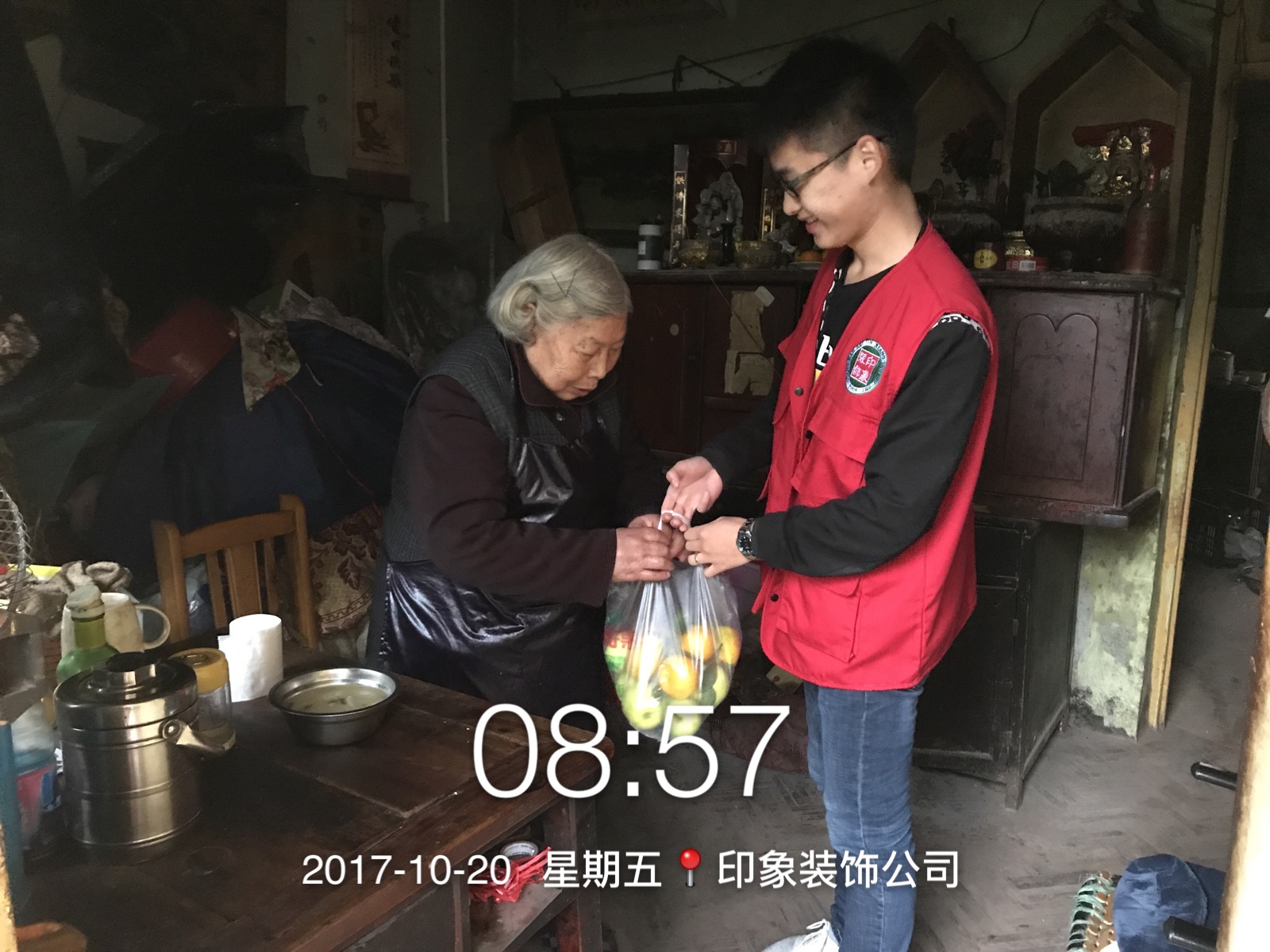 涼涼秋意中，印象團(tuán)隊(duì)的義工帶上溫暖來(lái)了